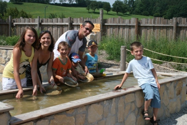 Spielgruppe beim Wasserbrunnen